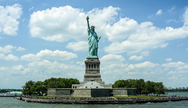 مجسمه آزادی، سمبل مهاجرپذیری آمریکا واقع در شهر نیویورک 